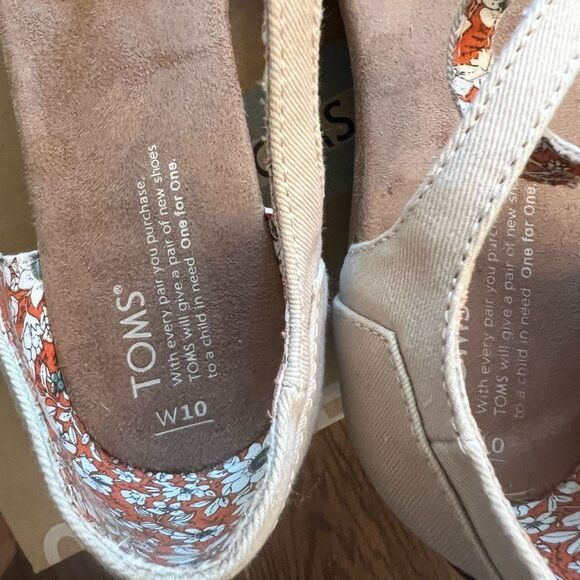 Tom’s wedges. TwoPair of Black Woven Wedge Sandals. Women’s size 10W. - Picture 14 of 16